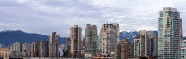 Downtown Vancouver, British Columbia, Kanada - 31 Aralık 2018: bulutlu kış akşam sırasında False Creek havadan görünümü.
