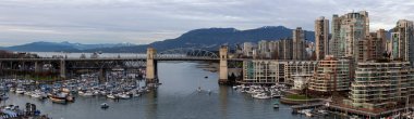 Downtown Vancouver, British Columbia, Kanada - 31 Aralık 2018: bulutlu kış akşam sırasında False Creek havadan görünümü.