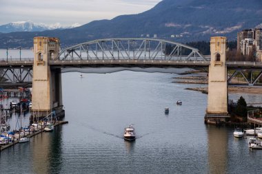 Downtown Vancouver, British Columbia, Kanada - 31 Aralık 2018: bulutlu kış akşam sırasında False Creek havadan görünümü.