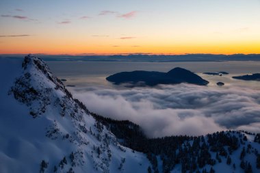 Güzel bir Kanada manzara kış günbatımı sırasında hava görünümünü. Howe ses, Vancouver, British Columbia, Kanada kuzeyindeki alınan.