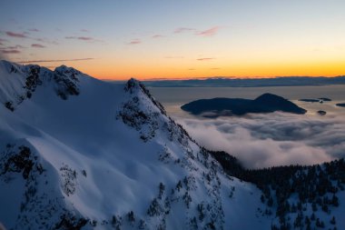 Güzel bir Kanada manzara kış günbatımı sırasında hava görünümünü. Howe ses, Vancouver, British Columbia, Kanada kuzeyindeki alınan.