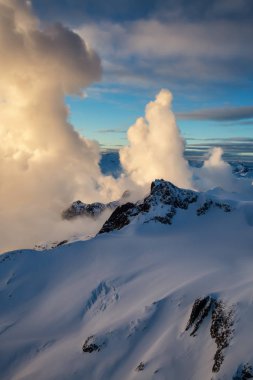 Güzel bir Kanada manzara kış günbatımı sırasında hava görünümünü. Vancouver, British Columbia, Kanada kuzeyindeki alınan.