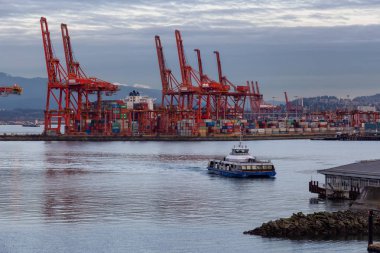 Downtown Vancouver, British Columbia, Kanada - 31 Aralık 2018: Vancouver limanından Deniz Otobüsleri kış günbatımı ding.