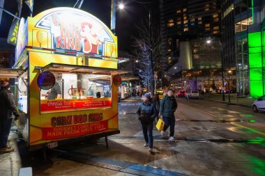 Downtown Vancouver, British Columbia, Kanada - 31 Aralık 2018: insanlar New Year's Eve sırasında Jack Poole Plaza gıda satın alıyor.