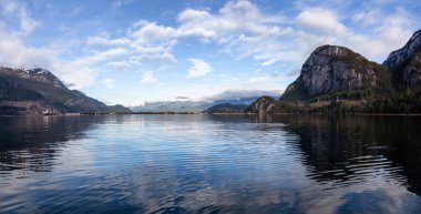 Bir popüler dönüm noktası, Şef dağ, bulutlu bir güneşli gün boyunca güzel panoramik Kanada manzara görünümü. Squamish, Vancouver, Bc, Kanada kuzeyindeki alınan.