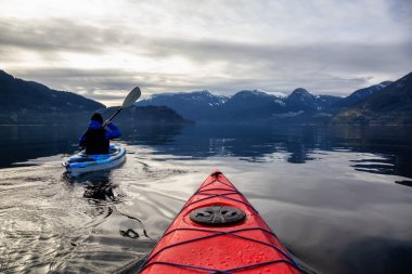 Maceracı adam huzurlu suda bir bulutlu kış gün boyunca kayak. Squamish, Vancouver, Bc, Kanada kuzeyindeki alınan.