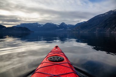 Deniz bulutlu kış gün boyunca huzurlu su kayağı. Squamish, Vancouver, Bc, Kanada kuzeyindeki alınan.