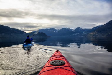 Maceracı adam huzurlu suda bir bulutlu kış gün boyunca kayak. Squamish, Vancouver, Bc, Kanada kuzeyindeki alınan.