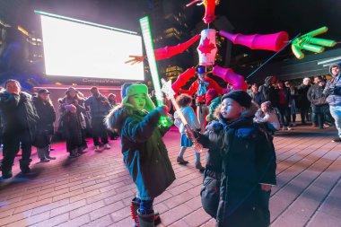 Downtown Vancouver, British Columbia, Kanada - 31 Aralık 2018: insanlar New Year's Eve sırasında Jack Poole meydanda kutlama.