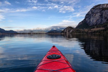 Deniz bulutlu kış gün boyunca huzurlu su kayağı. Squamish, Vancouver, Bc, Kanada kuzeyindeki alınan.