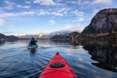 Maceracı adam huzurlu suda bir bulutlu kış gün boyunca kayak. Squamish, Vancouver, Bc, Kanada kuzeyindeki alınan.