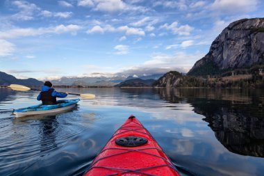 Maceracı adam huzurlu suda bir bulutlu kış gün boyunca kayak. Squamish, Vancouver, Bc, Kanada kuzeyindeki alınan.