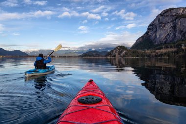Maceracı adam huzurlu suda bir bulutlu kış gün boyunca kayak. Squamish, Vancouver, Bc, Kanada kuzeyindeki alınan.