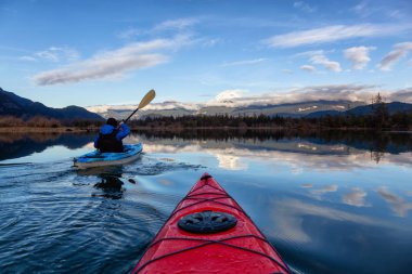 Maceracı adam huzurlu suda bir bulutlu kış gün boyunca kayak. Squamish, Vancouver, Bc, Kanada kuzeyindeki alınan.