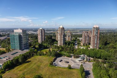 Burnaby, büyük Vancouver, Bc, Kanada - 4 Temmuz 2018: Skytrain istasyonu ve otobüs döngü bir güneşli yaz gün boyunca havadan görünümü.