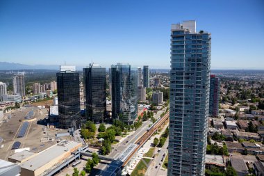 Burnaby, Vancouver, Bc, Kanada - 12 Temmuz 2018: Modern bir şehir canlı güneşli yaz akşam sırasında hava görünümünü.