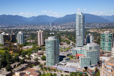 Burnaby, Vancouver, Bc, Kanada - 12 Temmuz 2018: Modern bir şehir canlı güneşli yaz akşam sırasında hava görünümünü.