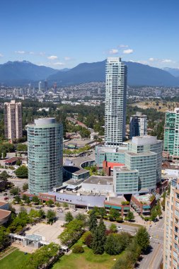 Burnaby, Vancouver, Bc, Kanada - 12 Temmuz 2018: Modern bir şehir canlı güneşli yaz akşam sırasında hava görünümünü.