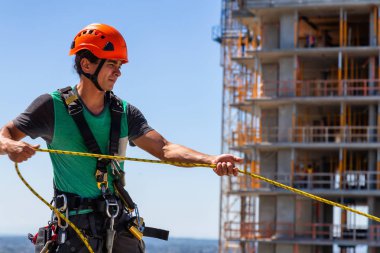 Yüksek doğmak ip teknisyen pencere temizleyici bir güneşli yaz gün boyunca bir inşaatta çalışıyor. Burnaby, Vancouver, Bc, Kanada alınan.
