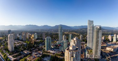 Burnaby, Vancouver, Bc, Kanada - 12 Temmuz 2018: Modern bir şehir canlı güneşli yaz akşam sırasında hava görünümünü.