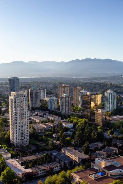 Burnaby, Vancouver, Bc, Kanada - 12 Temmuz 2018: Modern bir şehir canlı bir gün batımı sırasında hava görünümünü.