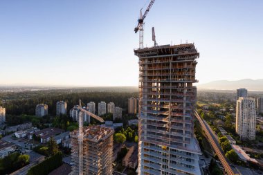 Havadan görünümü bir konut inşaat alanında bir canlı yaz gün batımı sırasında bina. Burnaby, Vancouver, Bc, Kanada alınan.
