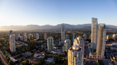 Burnaby, Vancouver, Bc, Kanada - 12 Temmuz 2018: Modern bir şehir canlı bir gün batımı sırasında hava görünümünü.
