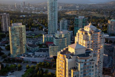 Burnaby, Vancouver, Bc, Kanada - 12 Temmuz 2018: Modern bir şehir canlı bir gün batımı sırasında hava görünümünü.