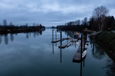 Bir bulutlu gün batımı sırasında güzel görünümü Fraser Nehri üzerinde. Fort Langley, büyük Vancouver, Bc, Kanada alınan.