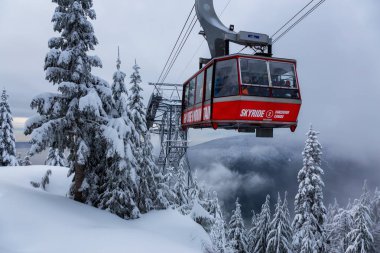 Kuzey Vancouver, Bc, Kanada - 27 Aralık 2018: Bir gondol Grouse Mountain Kayak merkezinde güzel manzarasına canlı kış günbatımı sırasında.