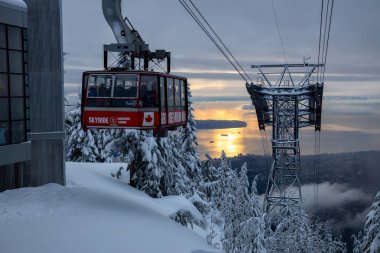Kuzey Vancouver, Bc, Kanada - 27 Aralık 2018: Bir gondol Grouse Mountain Kayak merkezinde güzel manzarasına canlı kış günbatımı sırasında.