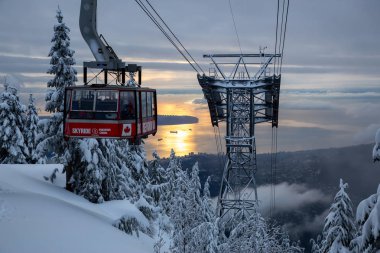 Kuzey Vancouver, Bc, Kanada - 27 Aralık 2018: Bir gondol Grouse Mountain Kayak merkezinde güzel manzarasına canlı kış günbatımı sırasında.