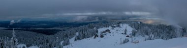 Grouse Mountain Ski Resort panoramik manzaralı bir bulutlu kış günbatımı sırasında. North Vancouver, British Columbia, Kanada alınan.
