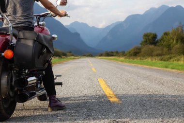 Kadın Kanada dağlarla çevrili doğal bir yol üzerinde bir motosiklet Binme. Pitt Meadows, büyük Vancouver, Bc, Kanada alınan.