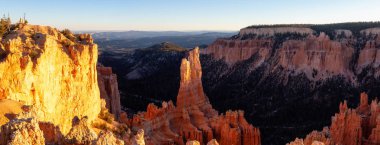 Güneşli bir gün batımı sırasında Amerikan bir manzara güzel panoramik manzaralı. Bryce Canyon Milli Parkı, Utah, Amerika Birleşik Devletleri içinde alınan.