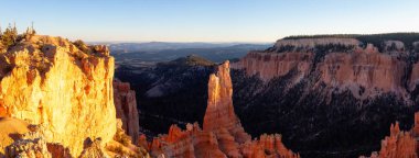 Güneşli bir gün batımı sırasında Amerikan bir manzara güzel panoramik manzaralı. Bryce Canyon Milli Parkı, Utah, Amerika Birleşik Devletleri içinde alınan.
