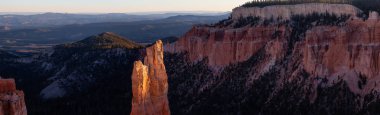Güneşli bir gün batımı sırasında Amerikan bir manzara güzel panoramik manzaralı. Bryce Canyon Milli Parkı, Utah, Amerika Birleşik Devletleri içinde alınan.