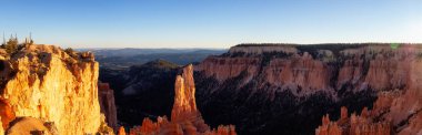 Güneşli bir gün batımı sırasında Amerikan bir manzara güzel manzarasına. Bryce Canyon Milli Parkı, Utah, Amerika Birleşik Devletleri içinde alınan.
