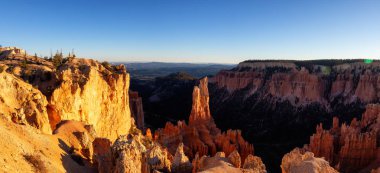 Güneşli bir gün batımı sırasında Amerikan bir manzara güzel manzarasına. Bryce Canyon Milli Parkı, Utah, Amerika Birleşik Devletleri içinde alınan.