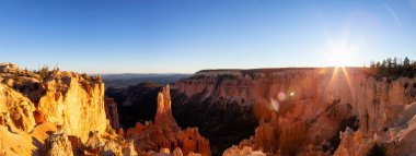 Güneşli bir gün batımı sırasında Amerikan bir manzara güzel manzarasına. Bryce Canyon Milli Parkı, Utah, Amerika Birleşik Devletleri içinde alınan.