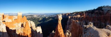 Güneşli bir gün boyunca Amerikan bir manzara güzel manzarasına. Bryce Canyon Milli Parkı, Utah, Amerika Birleşik Devletleri içinde alınan.