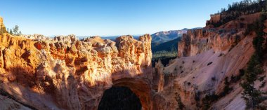 Güneşli bir gün boyunca Amerikan bir manzara güzel manzarasına. Bryce Canyon Milli Parkı, Utah, Amerika Birleşik Devletleri içinde alınan.