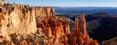 Güneşli bir gün boyunca Amerikan bir manzara güzel manzarasına. Bryce Canyon Milli Parkı, Utah, Amerika Birleşik Devletleri içinde alınan.