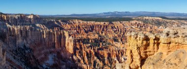 Güneşli bir gün boyunca Amerikan bir manzara güzel manzarasına. Bryce Canyon Milli Parkı, Utah, Amerika Birleşik Devletleri içinde alınan.