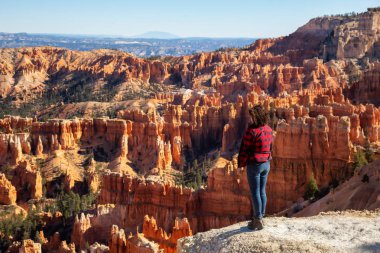 Güneşli bir gün boyunca bir Amerikan manzara güzel manzarayı kadın. Bryce Canyon Milli Parkı, Utah, Amerika Birleşik Devletleri içinde alınan.