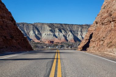 Canlı bir güneşli gün boyunca çölde doğal yolu. Alınan yol 12 yakınındaki Cannonville, Utah, Amerika Birleşik Devletleri.