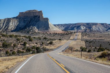 Canlı bir güneşli gün boyunca çölde doğal yolu. Alınan yol 12 yakınındaki Cannonville, Utah, Amerika Birleşik Devletleri.