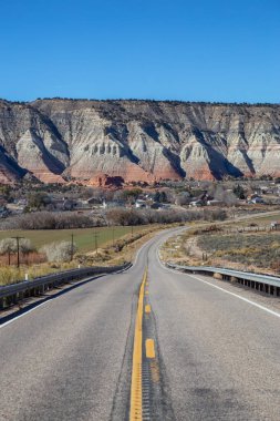 Canlı bir güneşli gün boyunca çölde doğal yolu. Alınan yol 12 yakınındaki Cannonville, Utah, Amerika Birleşik Devletleri.
