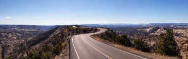 Canlı bir güneşli gün boyunca çölde doğal yolu. Alınan yol 12, Utah, Amerika Birleşik Devletleri.