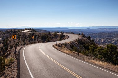 Canlı bir güneşli gün boyunca çölde doğal yolu. Alınan yol 12, Utah, Amerika Birleşik Devletleri.